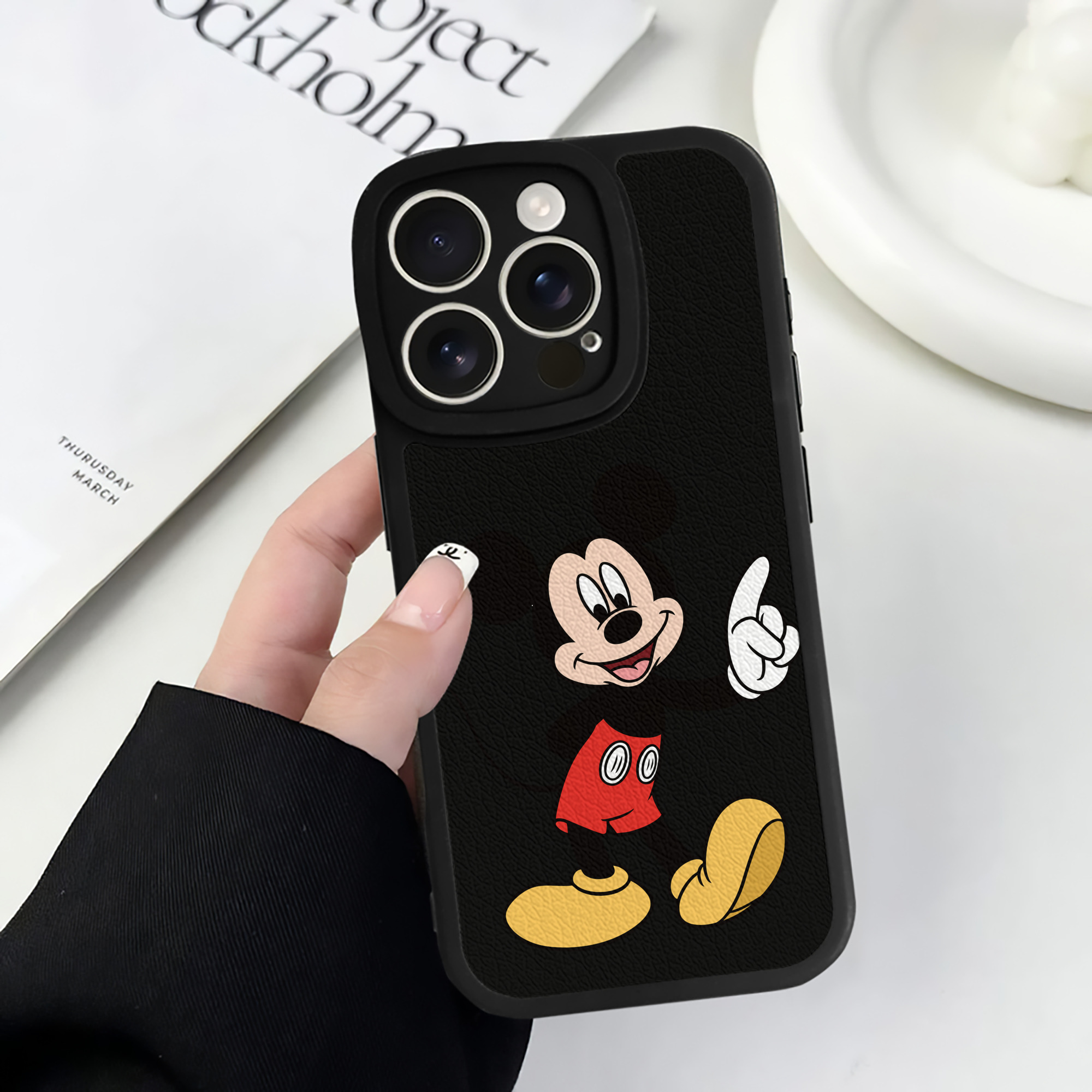 （画像用） ミッキーマウス Mickey Mouse 【iPhone 16シリーズ対応】シリコンスマホケース（レザー調） 材質：シリコン